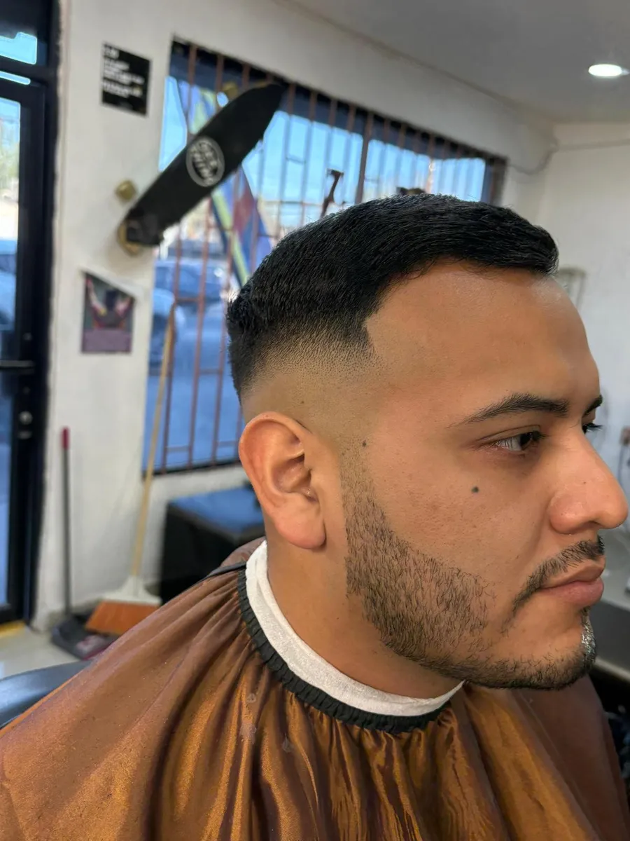 Fade con barba perfilada en 5.55 Barbershop