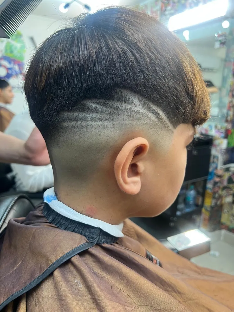 Fade con diseño de línea en 5.55 Barbershop