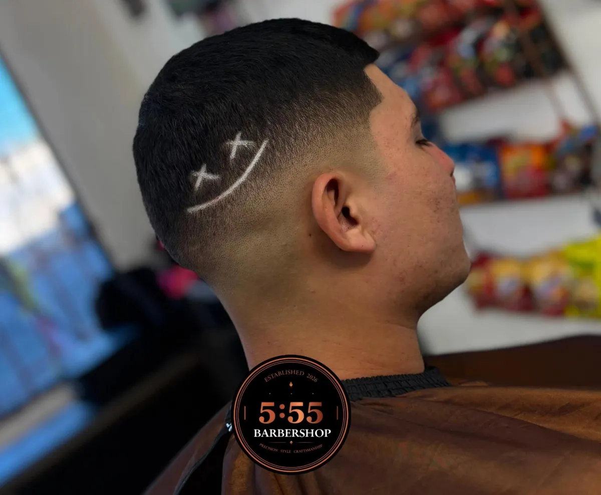 Fade con diseño a navaja en 5.55 Barbershop