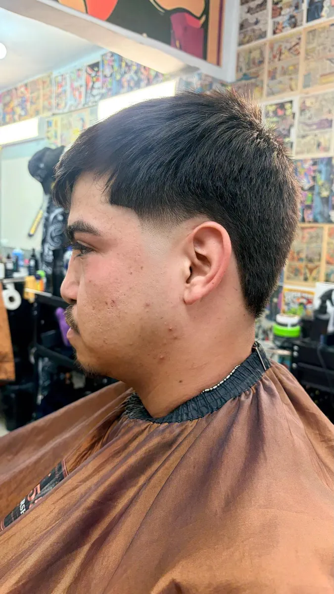 Taper con textura y flequillo en 5.55 Barbershop